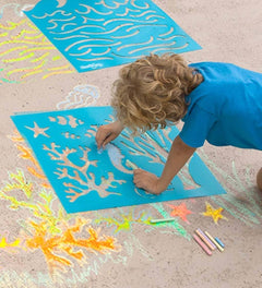 Pochoirs et craie pour trottoir sous la mer 